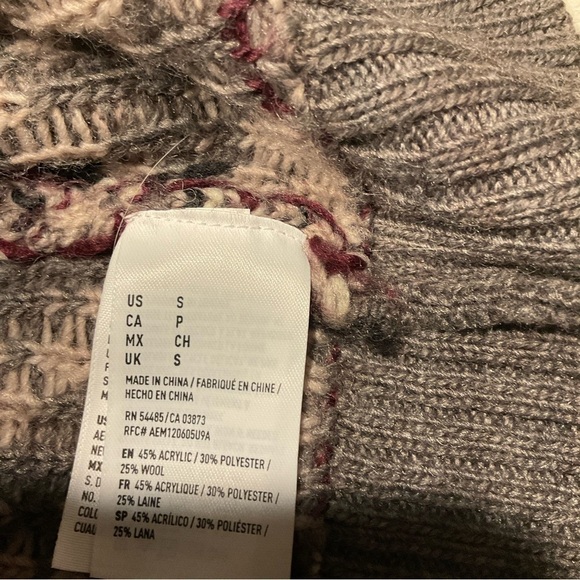 This is a American Eagle sweater size is S/P. - Picture 7 of 9